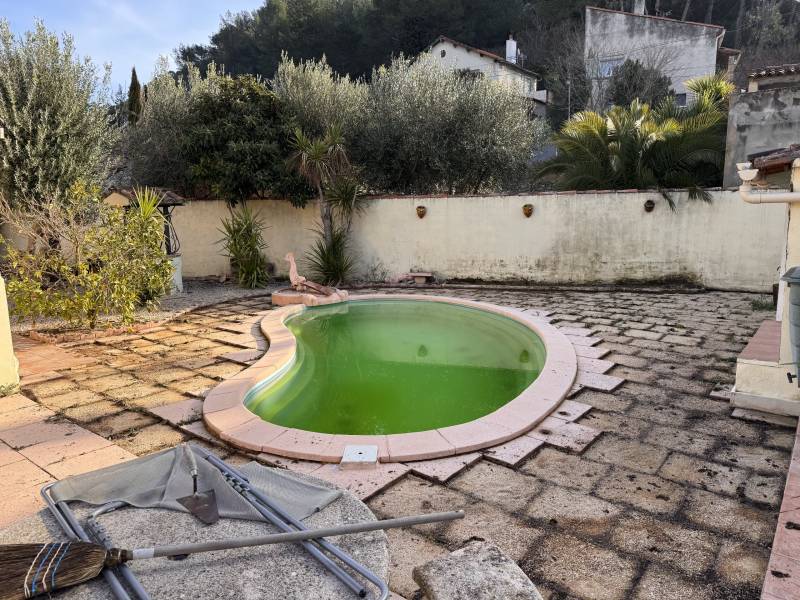 avant apres d'une piscine ave margelle transformée en pelouse à cuges