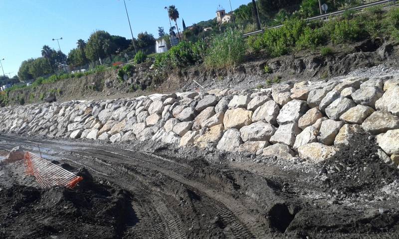 Réalisation d'enrochement de confortement, proche de Saint Cyr sur Mer