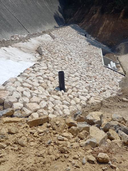 Réalisation d'enrochement de confortement, proche de Saint Cyr sur Mer