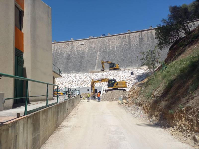 Réalisation d'enrochement de confortement, proche de Saint Cyr sur Mer
